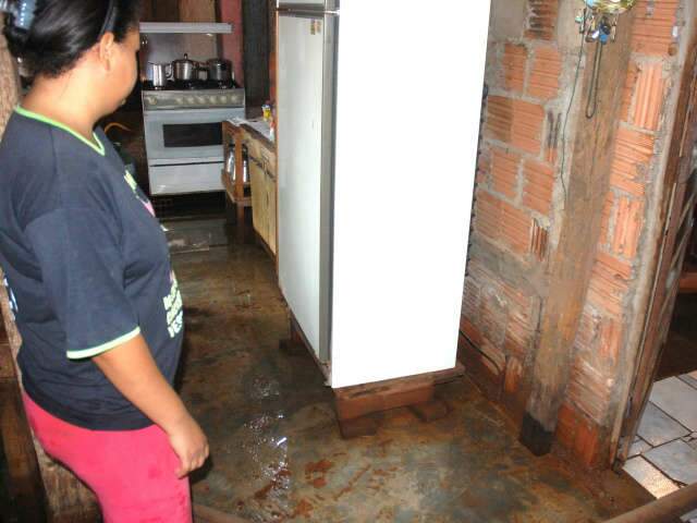  Para evitar preju&iacute;zo com chuva, fam&iacute;lia mant&eacute;m m&oacute;veis &ldquo;no ar&rdquo;