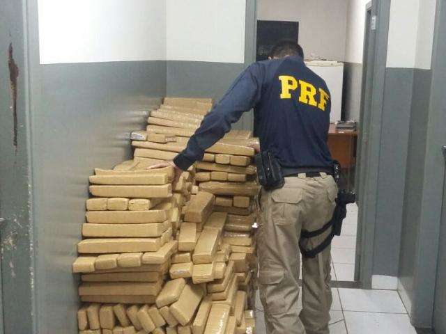 Traficante &eacute; preso com 851 quilos de maconha em ve&iacute;culo roubado