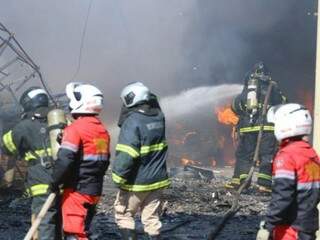 Bombeiros trabalhando para conter as chamas. (Foto: André Bittar) 