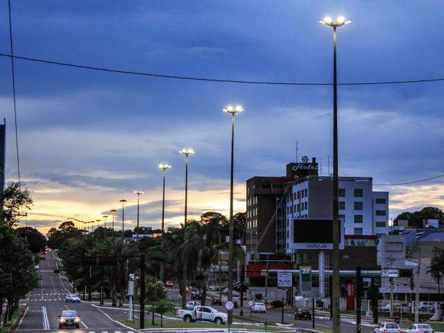 Domingo amanhece parcialmente nublado, com possibilidade de chuva a tarde