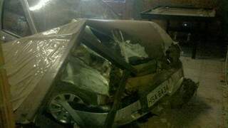 O carro, um veículo Fiesta, ficou com a frente destruída. 