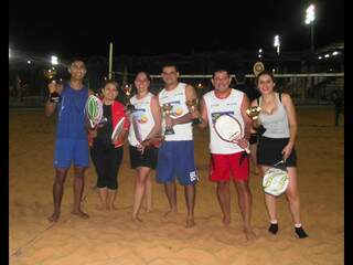 Duplas vencedoras comemoram resultado no torneio realizado no Elias Gadia, em Campo Grande (Foto: Divulgação)