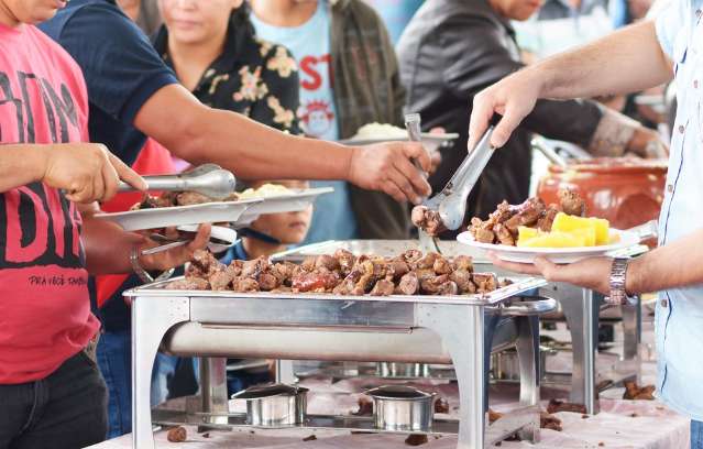 Pr&eacute;-candidatos marcam presen&ccedil;a na Festa da Lingui&ccedil;a de Maracaju