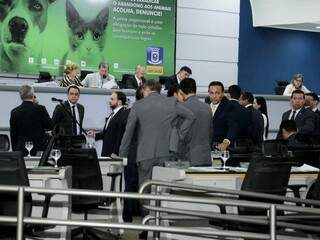 Vereadores reunidos dentro do plenário da Câmara Municipal durante discussão de projeto. (Foto: Izaias Medeiros/Câmara Municipal).