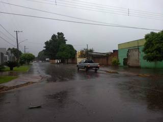 Em Dourados, chove desde a noite de ontem (Foto: Helio de Freitas)