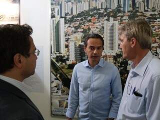 Marquinhos Trad (PSD), no centro, na primeira reunião como prefeito. À esquerda, Pedro Pedrossian Neto (Finanças) e Rudi Fiorese (Obras). (Foto: Fernando Antunes)
