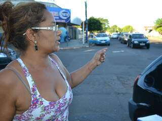 Moradora pede urgência na instalação de um semáforo no cruzamento. (Foto: Simão Nogueira)