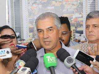 Governador Reinaldo Azambuja (PSDB) em entrevista coletiva durante assinatura de convênio (Foto: Paulo Francis)