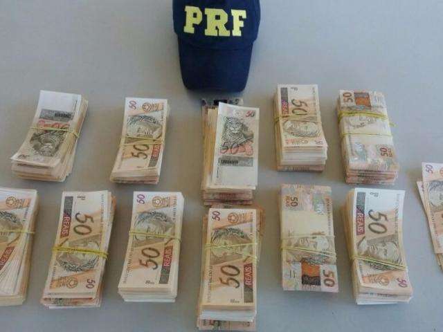 PRF encontra R$ 112 mil em notas falsas em mala dentro de &ocirc;nibus 