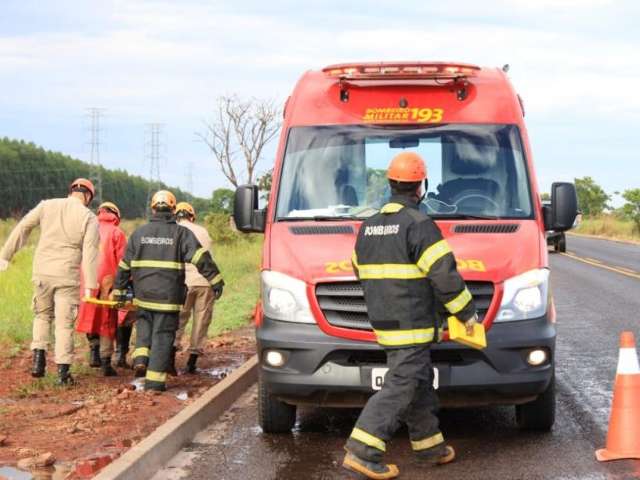 Carro aquaplana durante chuva, capota e duas pessoas ficam feridas 