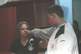 Fernando mostra como agrediu jovem dentro de boate no dia 6 de setembro (Foto: Cleber Gellio)