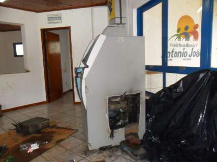  Ladrões arrombam caixa eletrônico do Banco do Brasil em Antônio João
