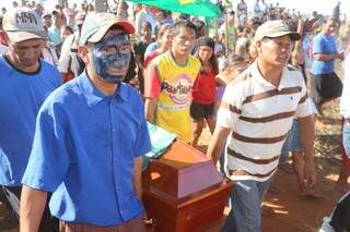 Índios Guarani e Kaiowá carregam o corpo do agente de saúde Aquile Rodriges dos Santos, assassinado em 2016 (Helio de Freitas