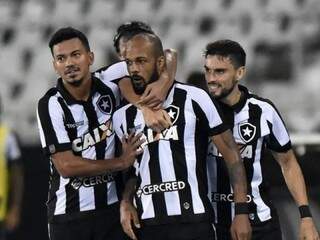 Bruno Silva sendo abraçado pelos colegas após o gol da vitória. (Foto: André Durão/GE) 