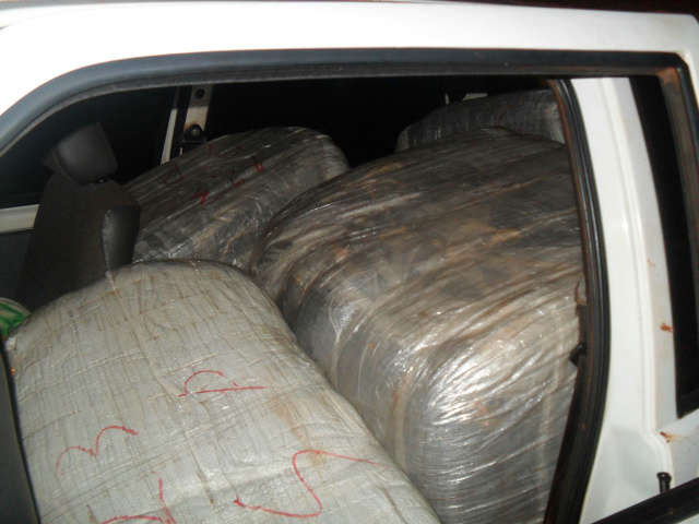  Pol&iacute;cia apreende cigarros e mercadorias contrabandeadas em ve&iacute;culos