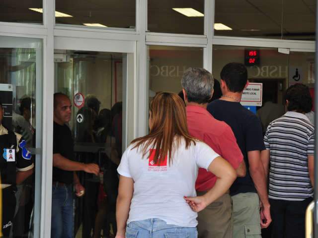  Para tentar fugir da greve clientes procuram posto banc&aacute;rio da prefeitura