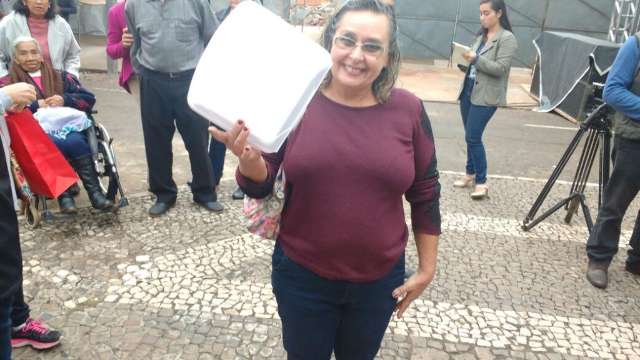 Com mil  alian&ccedil;as, bolo de padroeiro atrai agradecidos e quem quer casar 