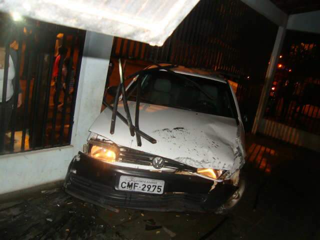  Carros batem em esquina e um destr&oacute;i port&atilde;o de casa no bairro Monte Carlo