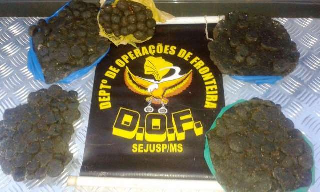 Mulher &eacute; presa ap&oacute;s ser flagrada com cinco volumes de haxixe