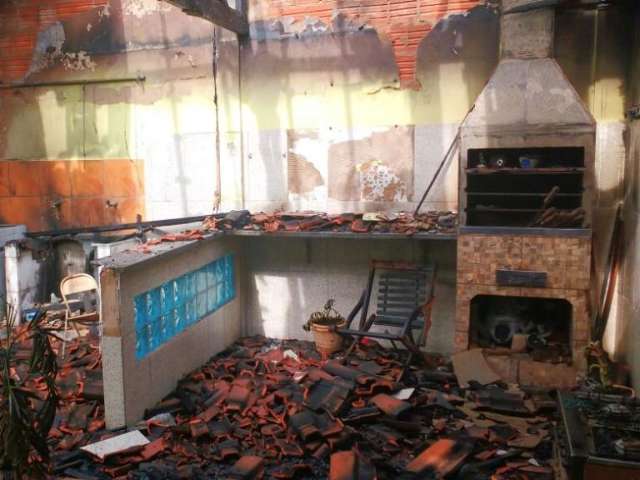 Inc&ecirc;ndio aos fundos de resid&ecirc;ncia destr&oacute;i &aacute;rea de lazer e assusta vizinhos