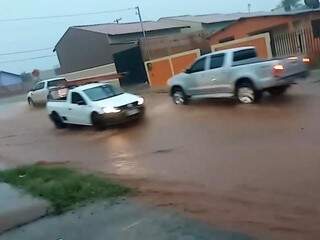 No Portal Caiob&aacute;, moradora mostra que Rua Cachoeira do Campo virou rio