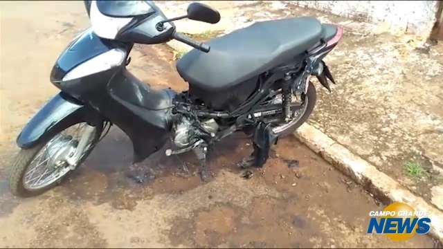 Mulher tenta atear fogo em ex, destr&oacute;i moto e sai rindo da cena do crime