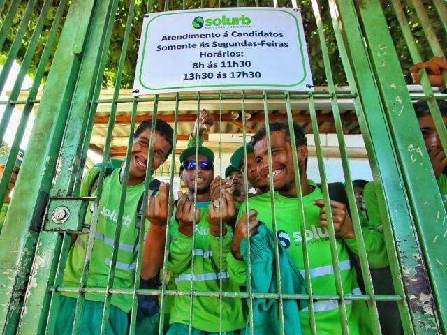 Sem previs&atilde;o de receberem sal&aacute;rios, coletores de lixo entram em greve 