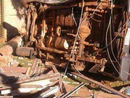 Motorista foge depois de capotar camionete e derrubar poste, muro e port&atilde;o