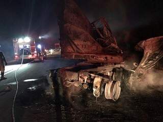 Carretas pegam fogo e dois ficam feridos em colis&atilde;o frontal na BR-267