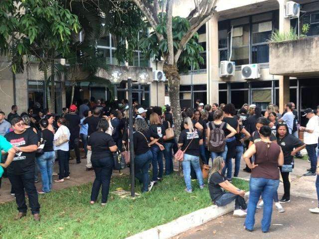 Professores exigem reuni&atilde;o com secret&aacute;ria em protesto na frente da SED
