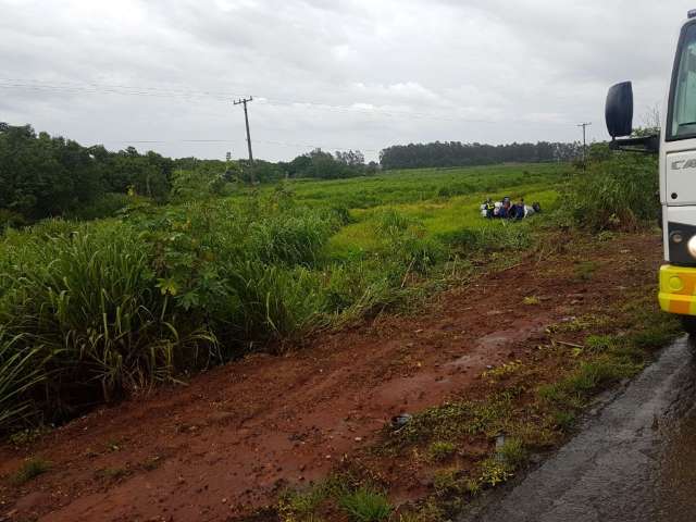 Carro perde controle, capota várias vezes e cai em barranco na BR 163