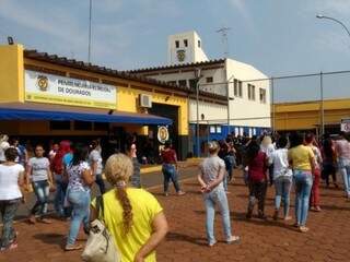 Familiares de detentos aguardam horário da visita em dia de paralisação de agentes da PED (Foto: Grande FM)