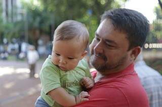 Edson levou o filho Heitor, de sete meses, para tomar primeira vacina contra a gripe. (Foto: Fernando Antunes)