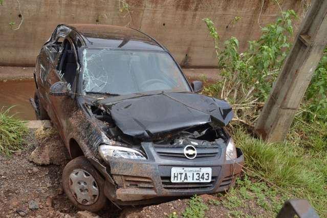 Carro capota na Ernesto Geisel e fica "pendurado" &agrave; margem de c&oacute;rrego