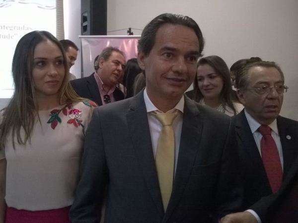 Contratos de R$ 20 mi para tapar buracos come&ccedil;am segunda, promete prefeito