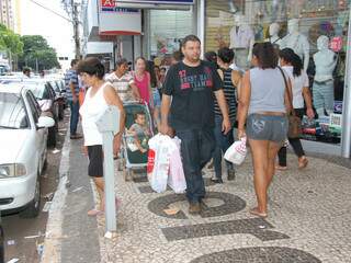 Comércio do centro de Campo Grande funciona normalmente neste feriado. (Foto: Simão Nogueira)