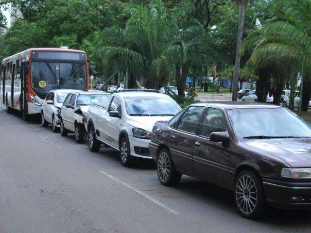 Engavetamento de cinco ve&iacute;culos deixa tr&acirc;nsito lento na Afonso Pena