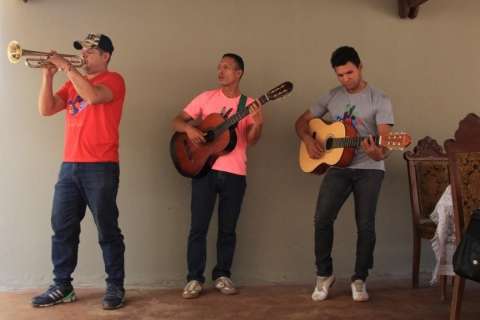 Com música de grupo venezuelano, arraial é acolhida para famílias de refugiados