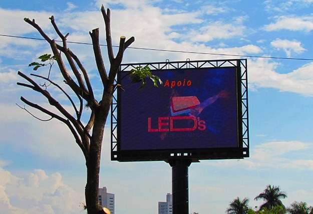 Corte de &aacute;rvore para dar visibilidade a painel eletr&ocirc;nico gera pol&ecirc;mica