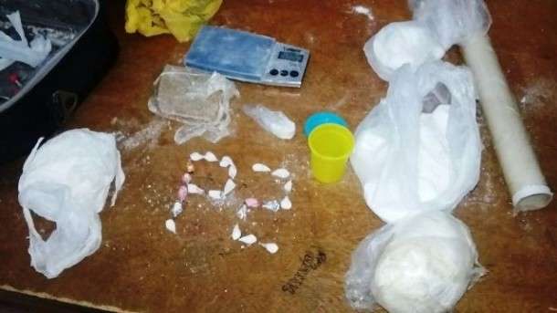 Traficante &eacute; preso em casa com coca&iacute;na e crack avaliadas em R$ 60 mil
