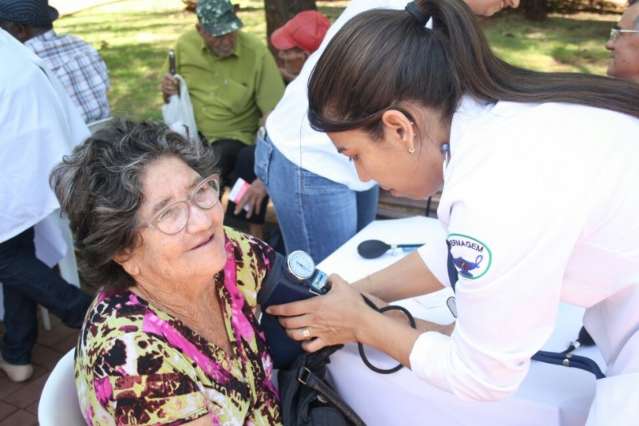 No Dia Mundial do Diabetes popula&ccedil;&atilde;o recebe atendimento na Pra&ccedil;a Ary Coelho