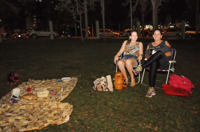 Brenda Fonseca (na direita) ao lado da amiga, Eleneide; elas levam as filhas para passear no parque (Foto: Paulo Francis)