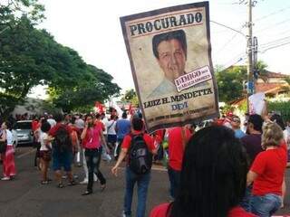 Cartaz contra o deputado federal Luiz Henrique Mandetta; manifestantes se reuniram entre às 16h e 19h, ao lado da TV Morena. (Foto: Alan Nantes)