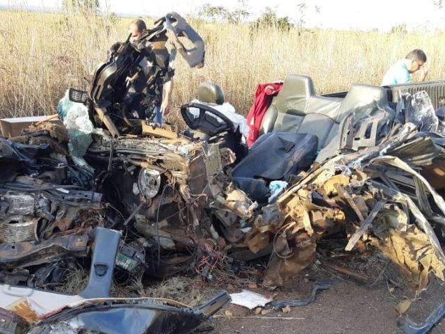 Acidente entre caminhonete e carreta mata motorista e neto de 7 anos