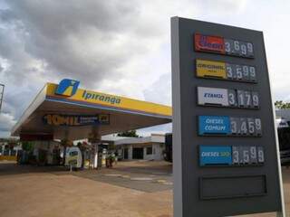Preço da gasolina comum vendida a R$ 3,59 nesta quarta, valor abaixo da média registrada semana passada (Foto: Alcides Neto)