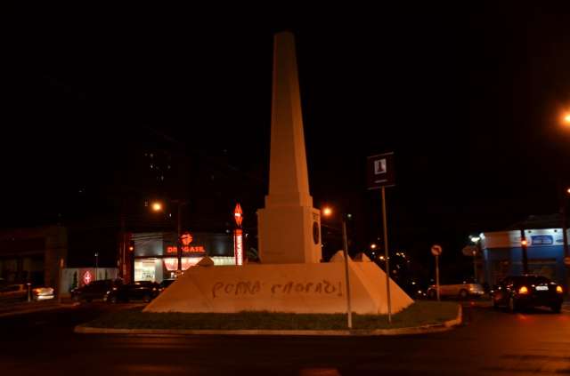 Universit&aacute;rio e skatistas &ldquo;sujam&rdquo; cidade por protesto pol&iacute;tico