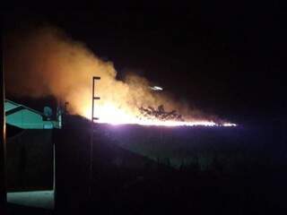 Chamas altas na vegetação, durante o incêndio desta noite. (Foto: Direto das Ruas) 