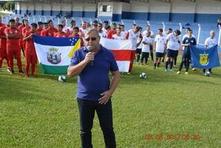 Prefeito fala na abertura da Copa Assomasul (Foto: Roney Minella)