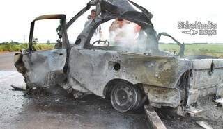 Veículo ficou totalmente destruído após pegar fogo em rodovia (Foto: Sidrolândia News)