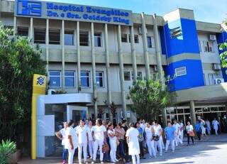 Profissionais de enfermagem durante manifestação hoje em frente ao Hospital Evangélico; paralisação começa amanhã se categoria não receber salario e 13º (Foto: Eliel Oliveira)